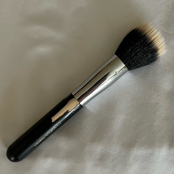 Chanel foundation/powder brush EUC - Picture 2 of 5